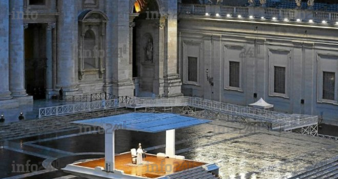 Coronavirus : seul sur la place Saint-Pierre, le pape François appelle les chrétiens à la foi