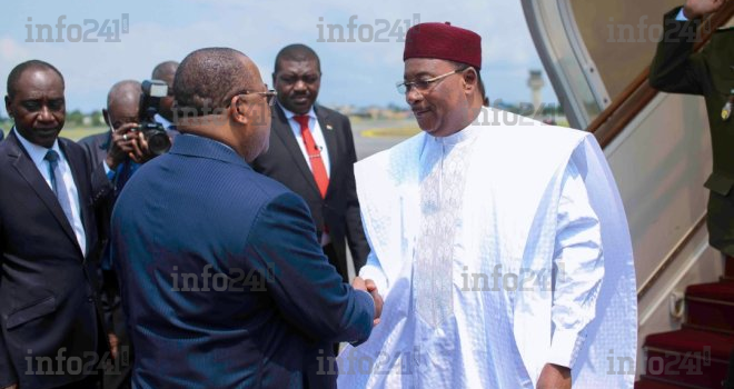 Mahamadou Issoufou accueilli à sa descente d’avion par Julien Nkoghe Bekale