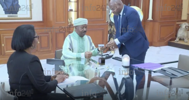 Ali Bongo reçoit la carte de militant de son parti... au palais de la République gabonaise !