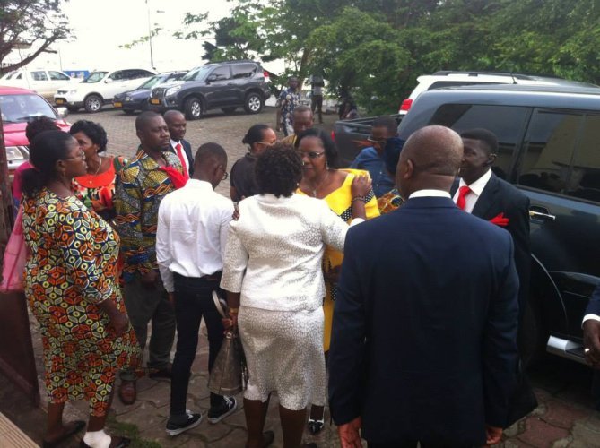 Sortie de la messe célébrée à la cathédrale Sainte-Marie de Libreville