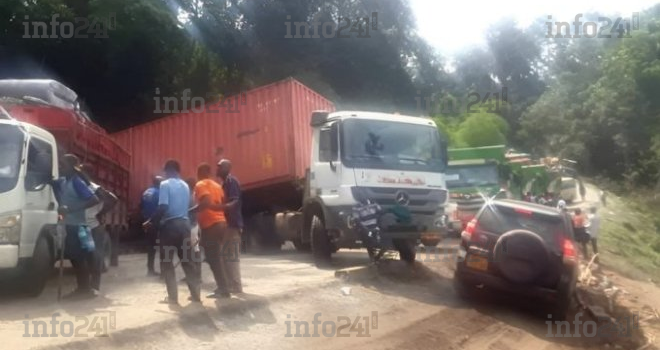 Gabon : Chaos routier à Ndjolé après une mauvaise manœuvre d’une semi-remorque