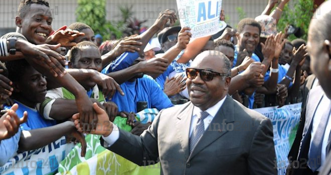 De retour de Cuba, Ali Bongo accueilli par des centaines de partisans rémunérés